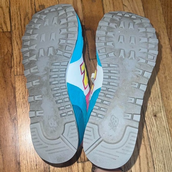 New Balance Size 7 Sneaker - Picture 3 of 4